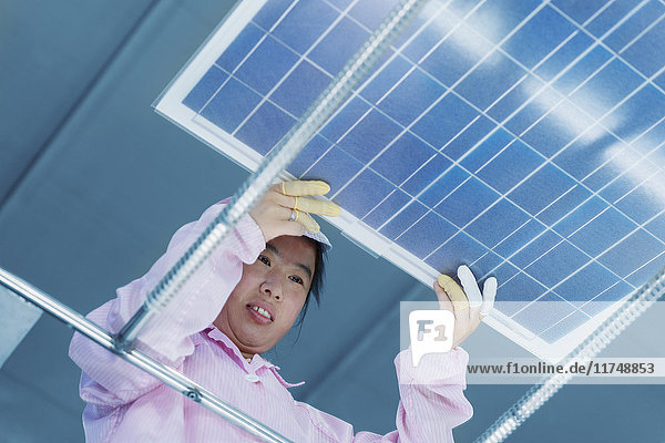 Arbeitnehmerin in einer Solarmodul-Montagefabrik  Solar Valley  Dezhou  China