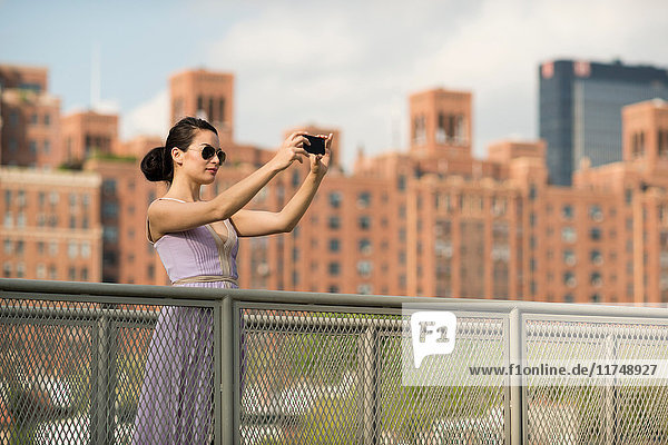 Mittelgroße erwachsene Frauen beim Fotografieren in New York City