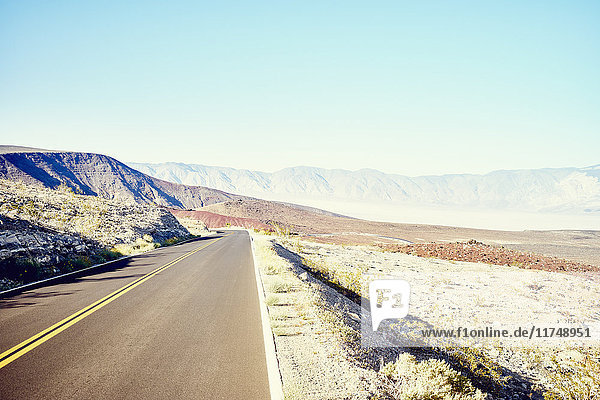 Landschaftsansicht einer geraden Wüstenstraße Death Valley Kalifornien USA
