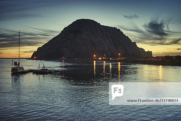 Silhouettenansicht des Morro Bay Rock bei Sonnenuntergang  Morro Bay  Kalifornien  USA