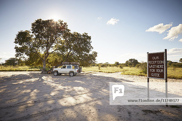 Geländewagen  geparkt bei der Touristeninformation  Grootfontein  Kavango  Namibia
