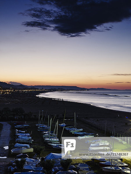 Blick auf Bootswerft und Küste bei Sonnenuntergang  Pescara  Abruzzen  Italien