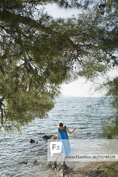Junge Frau paddelt im Meer Milna Brac Kroatien
