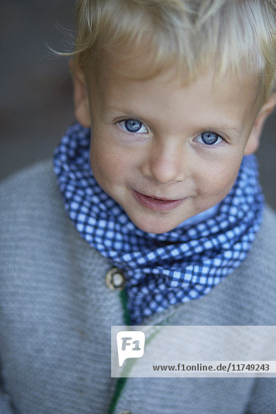 Bildnis eines süßen Jungen mit blauen Augen