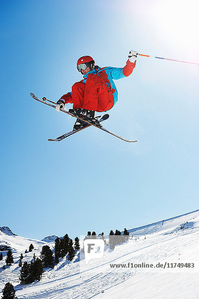 Skifahrer springt in der Luft