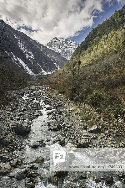 Wasser das vom schneebedeckten Berg ins Flussbett fließt Bezirk Shangri-la Yunnan China