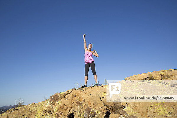 Läuferin feiert auf der Spitze eines Hügels  Thousand Oaks  Kalifornien  USA