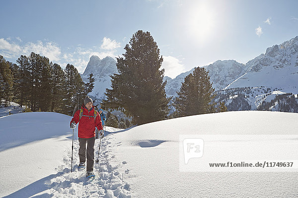 Schneeschuhwandern eines mittleren Erwachsenenpaares in den Dolomiten  Eisacktal  Südtirol  Italien