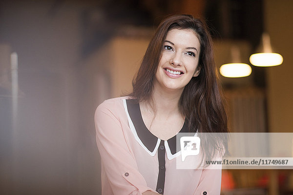 Bildnis einer jungen Frau mit langem  dunklem Haar  lächelnd