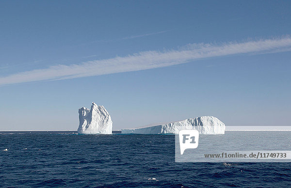 Eisberge zwischen den Eisschollen im südlichen Ozean  180 Meilen nördlich der Ostantarktis  Antarktis