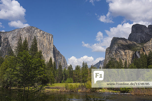 Blick auf Berge und See  Yosemite National Park  Kalifornien  USA