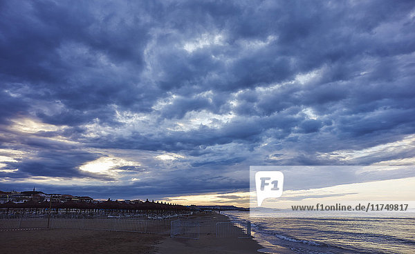 Silhouettenstrand in der Abenddämmerung Pescara Abruzzen Italien
