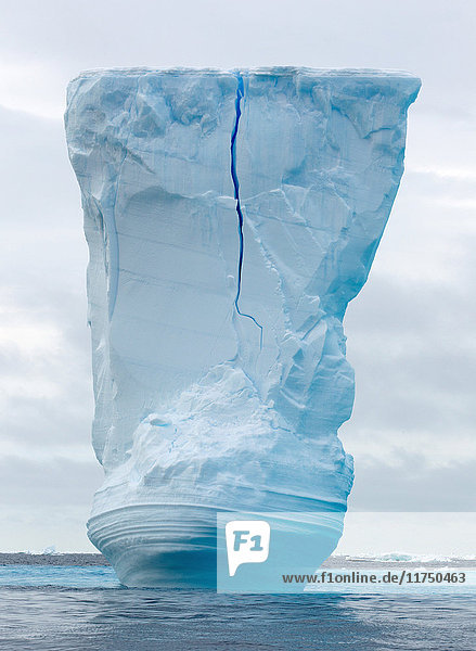 Eisberg zwischen den Eisschollen im Südpolarmeer  180 Meilen nördlich der Ostantarktis  Antarktis