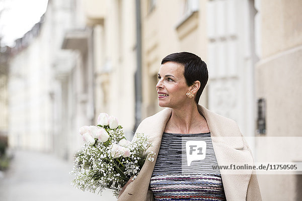 Frau mit Blumen auf der Straße