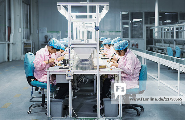 Arbeitnehmerinnen in einer Fabrik zur Montage von Solarpaneelen  Solar Valley  Dezhou  China