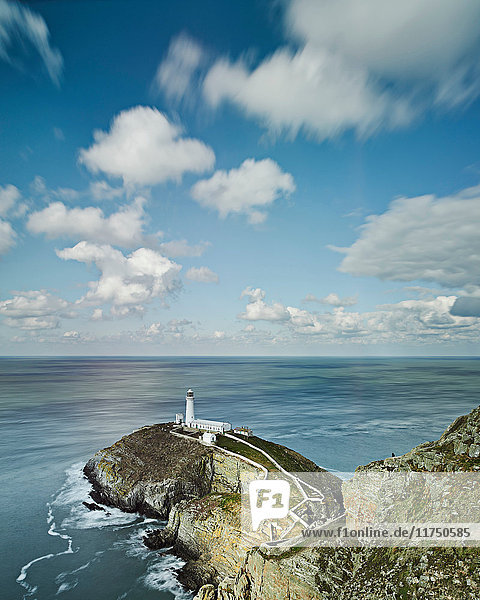 Erhöhte Ansicht des Leuchtturms in Anglesey