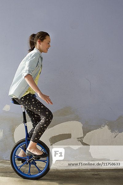 Mädchen im Teenageralter beim Einradfahren