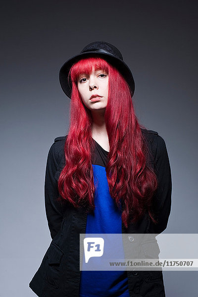 Junge Frau mit langen roten Haaren  Porträt