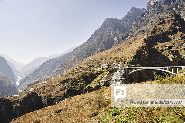 Brücke die Berge verbindet Landkreis Shangri-la Yunnan China
