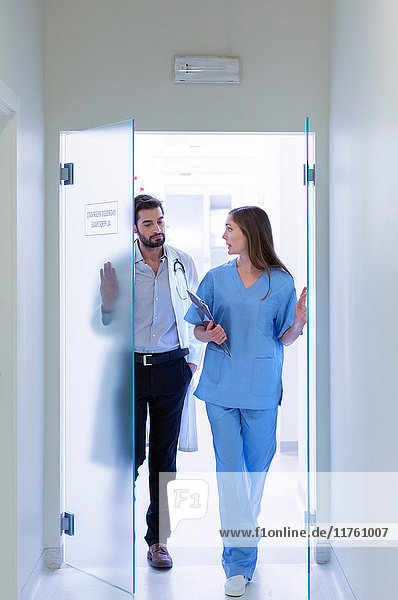 Ärzte  die den Krankenhauskorridor betreten