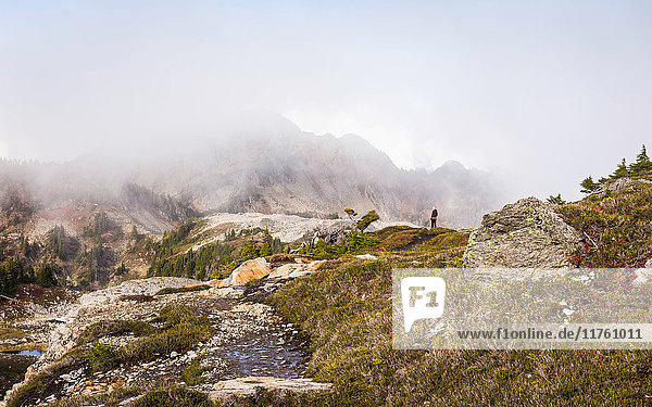 Wanderer betrachtet Wolken auf Berggipfeln  Mount Baker  Washington  USA