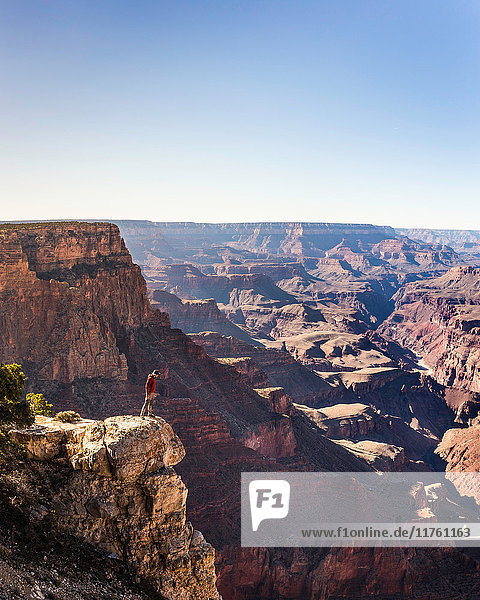 Mann  der vom Rand des Grand Canyon Nationalparks herabblickt  Arizona  USA