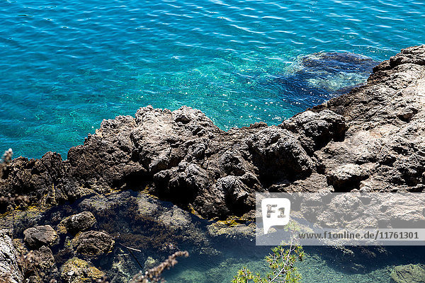 Hochwinkelaufnahme von Felsen und blauem Meer  Dubrovnik  Kroatien