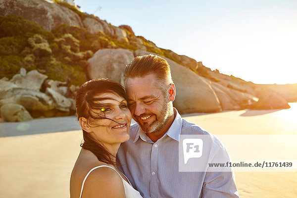 Porträt eines reifen Paares  am Strand  lächelnd  Kapstadt  Südafrika