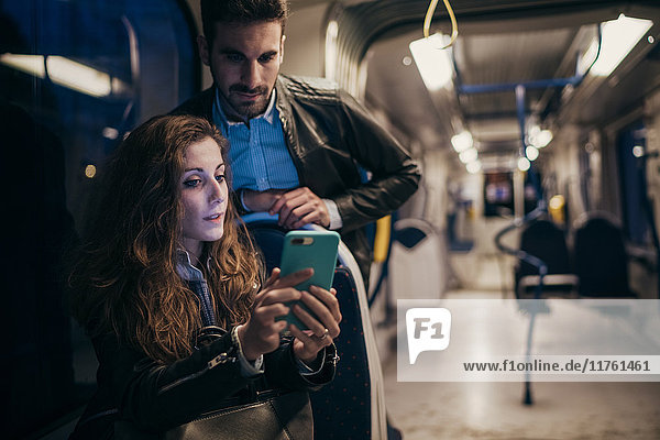 Ehepaar benutzt Mobiltelefon im Zug  Florenz  Italien
