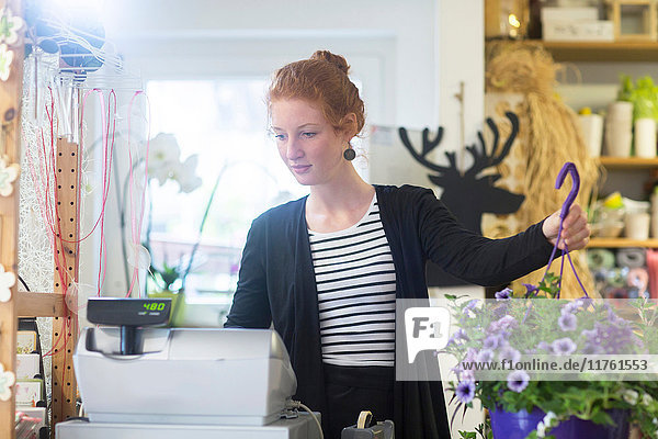 Florist im Geschäft
