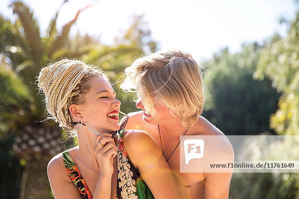 Lachendes junges blondes Paar am Pool  Mallorca  Spanien