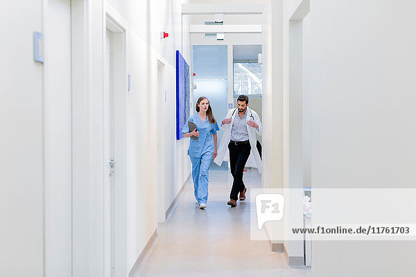 Ärzte  die durch den Krankenhauskorridor gehen