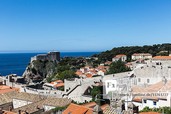 Erhöhte Ansicht der Stadtmauern und der Festung Lovrijenac  Dubrovnik  Kroatien