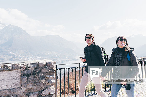Paar beim Spaziergang am Seeufer  Monte San Primo  Italien