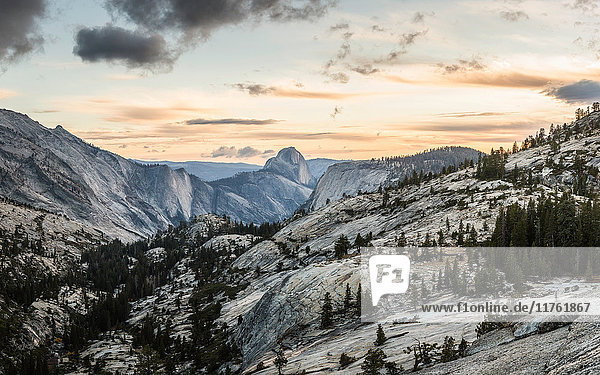 Erhöhter Blick auf gebirgige Felsformationen bei Sonnenuntergang  Yosemite National Park  Kalifornien  USA