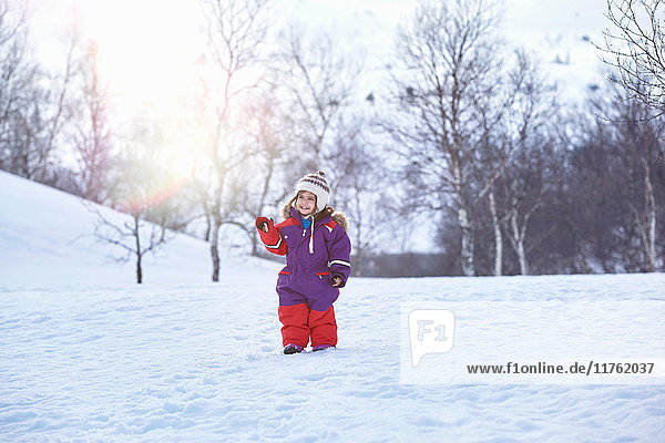 Porträt eines jungen Mädchens  stehend in verschneiter Landschaft  Gjesdal  Norwegen