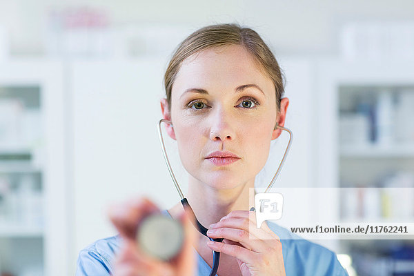 Porträt eines Arztes mit Stethoskop  der in die Kamera schaut