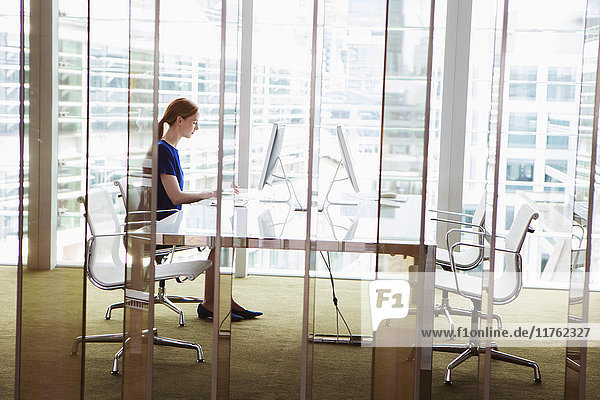 Im Büro arbeitende Geschäftsfrauen London UK