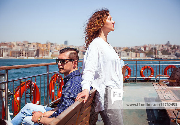 Junges Touristenpaar auf dem Deck einer Passagierfähre,  Beyazit,  Türkei
