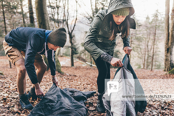 Wandererpaar beim Packen von Schlafsäcken im Wald  Monte San Primo  Italien