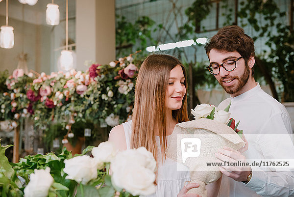 Ehepaar im Blumengeschäft  Blumenstrauß auswählen