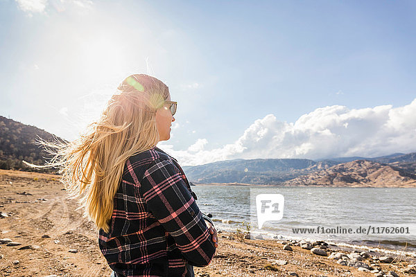 Frau mit fliegend langen blonden Haaren mit Blick auf den Isabellasee  Kalifornien  USA