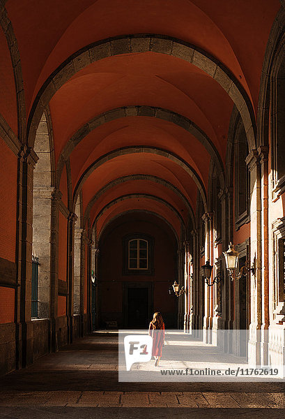 Frau in Korridoren  Königlicher Palast von Neapel  Italien
