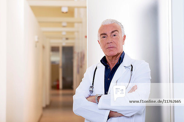 Porträt eines Arztes mit verschränkten Armen  der in die Kamera schaut