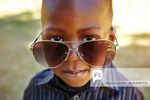 Junge mit Sonnenbrille für Erwachsene