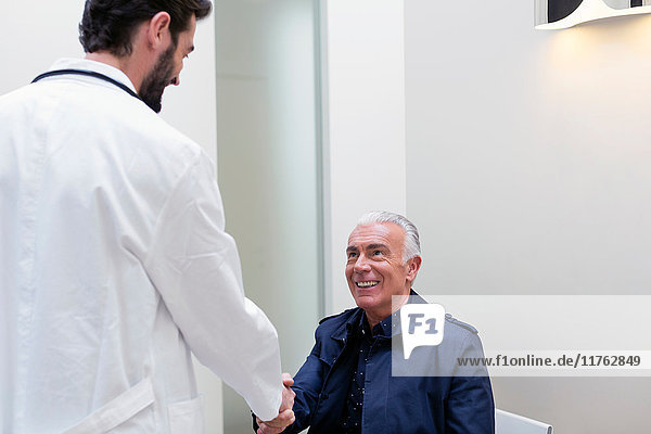 Patient schüttelt dem Arzt die Hand