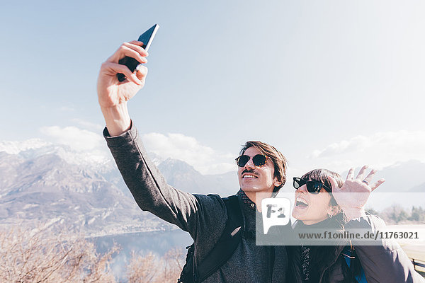 Paar beim Smartphone-Selfie über dem Bergsee  Monte San Primo  Italien