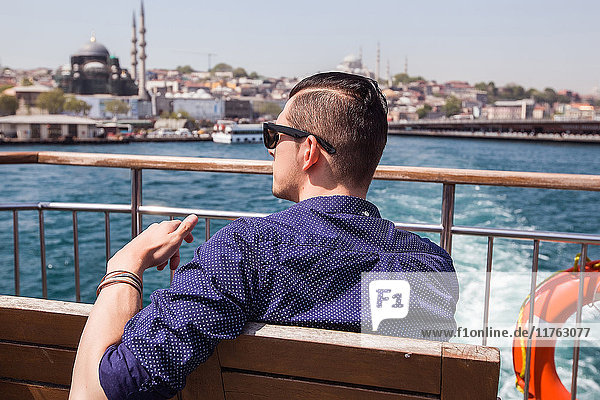 Junger männlicher Tourist auf Passagier-Fährdeck  Beyazit  Türkei