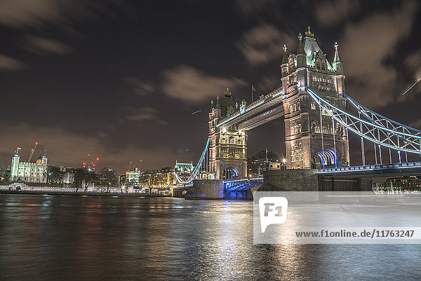 Tower Bridge und The Tower of London bei Nacht  London  England  Vereinigtes Königreich  Europa