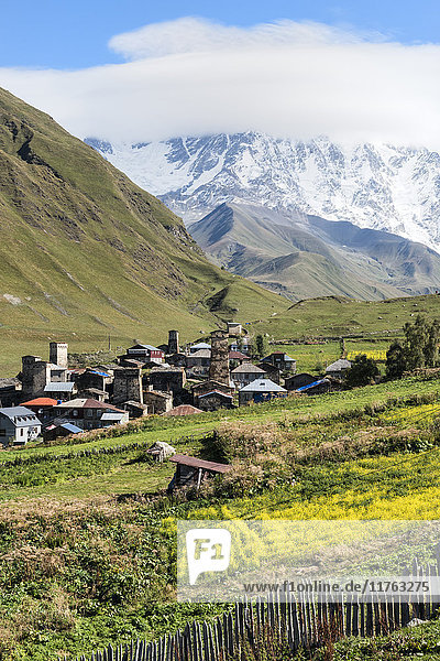 Traditionelle mittelalterliche Turmhäuser in Swanetien  Dorf Ushguli  dahinter das Shkhara-Gebirge  Region Swanetien  Georgien  Kaukasus  Asien